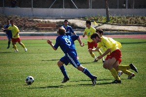 El madridista Samu Sáiz se escapa de dos jugadores del CUC Villalba (Foto: E. P.)